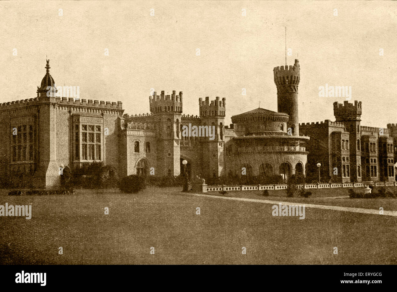 Bangalore Palace , Mysore Maharaja antiguo Palacio ; antiguo antiguo antiguo vintage 1900s foto , Bangalore ; Bengaluru , Karnataka ; India , Asia Foto de stock