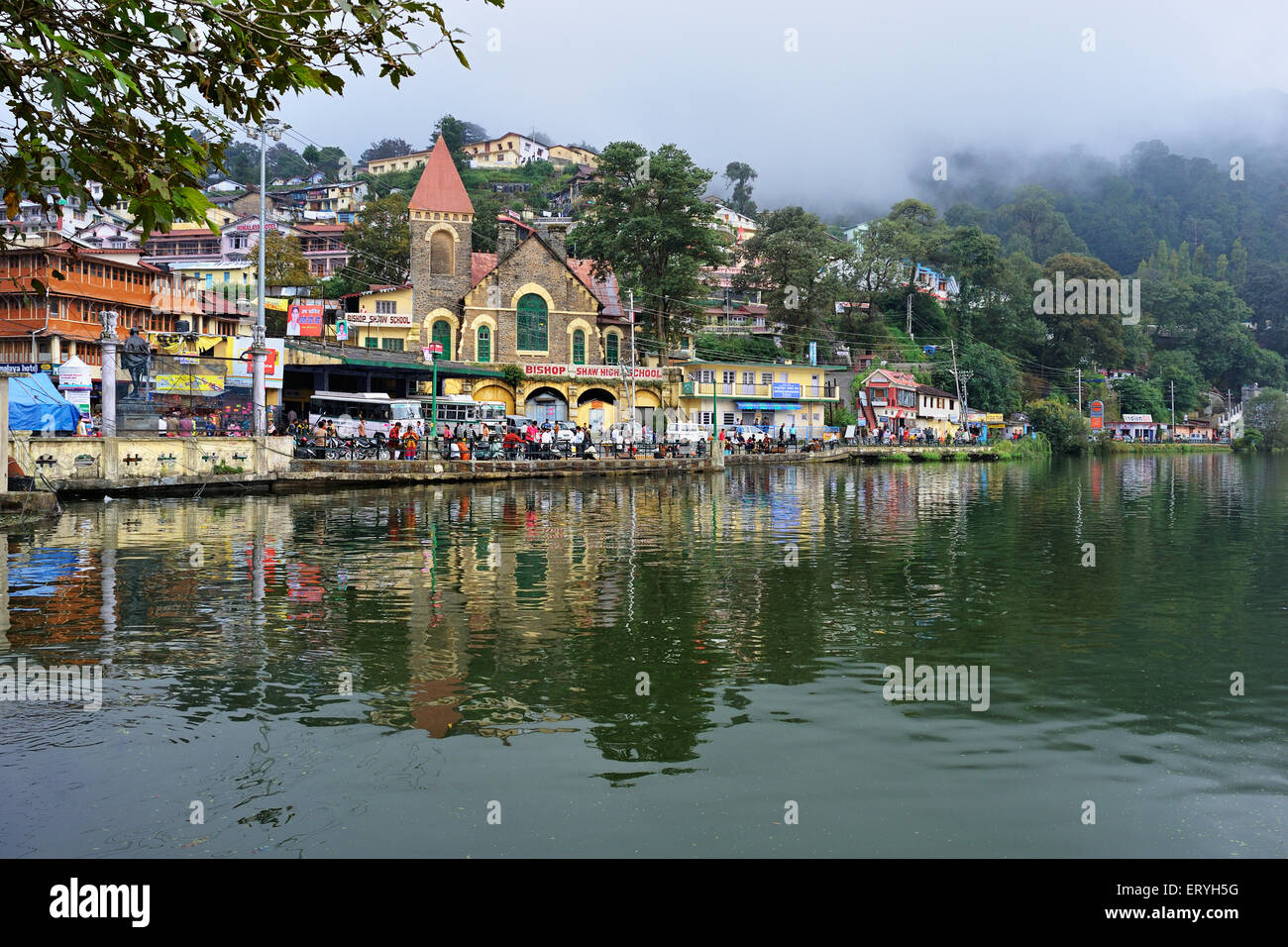 Lago Naini , Nainital , ciudad turística del Himalaya , Kumaon , Uttaranchal , Uttarakhand , India , Asia Foto de stock