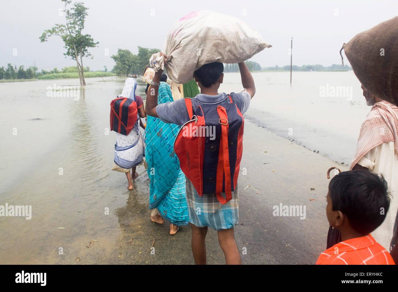 De inundación del río Kosi en el año 2008, que en su mayoría sufrieron por debajo de la línea de pobreza de personas en el distrito de Bihar Purniya ; ; India Foto de stock