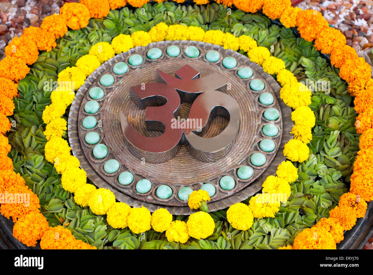 Om diseño flores guijarros círculo concéntrico India Asia Foto de stock