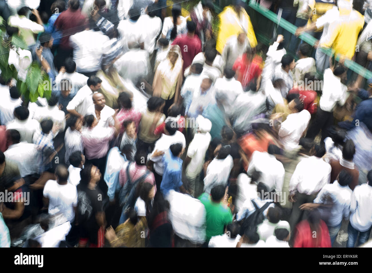 Multitud de personas en Mumbai en Maharashtra, India Foto de stock