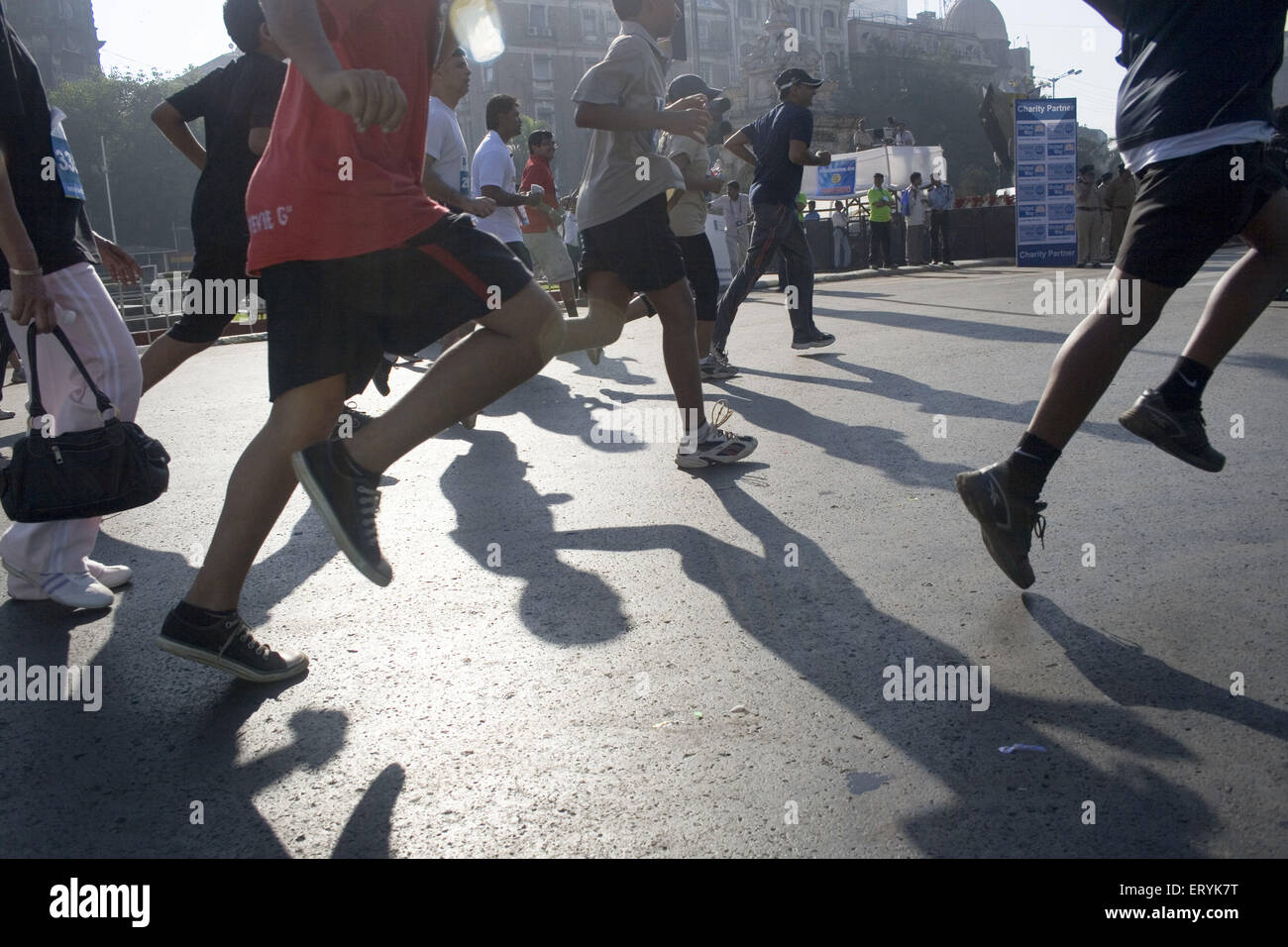 Pie de atleta corriendo marathan mumbai 2010 maharashtra India Foto de stock