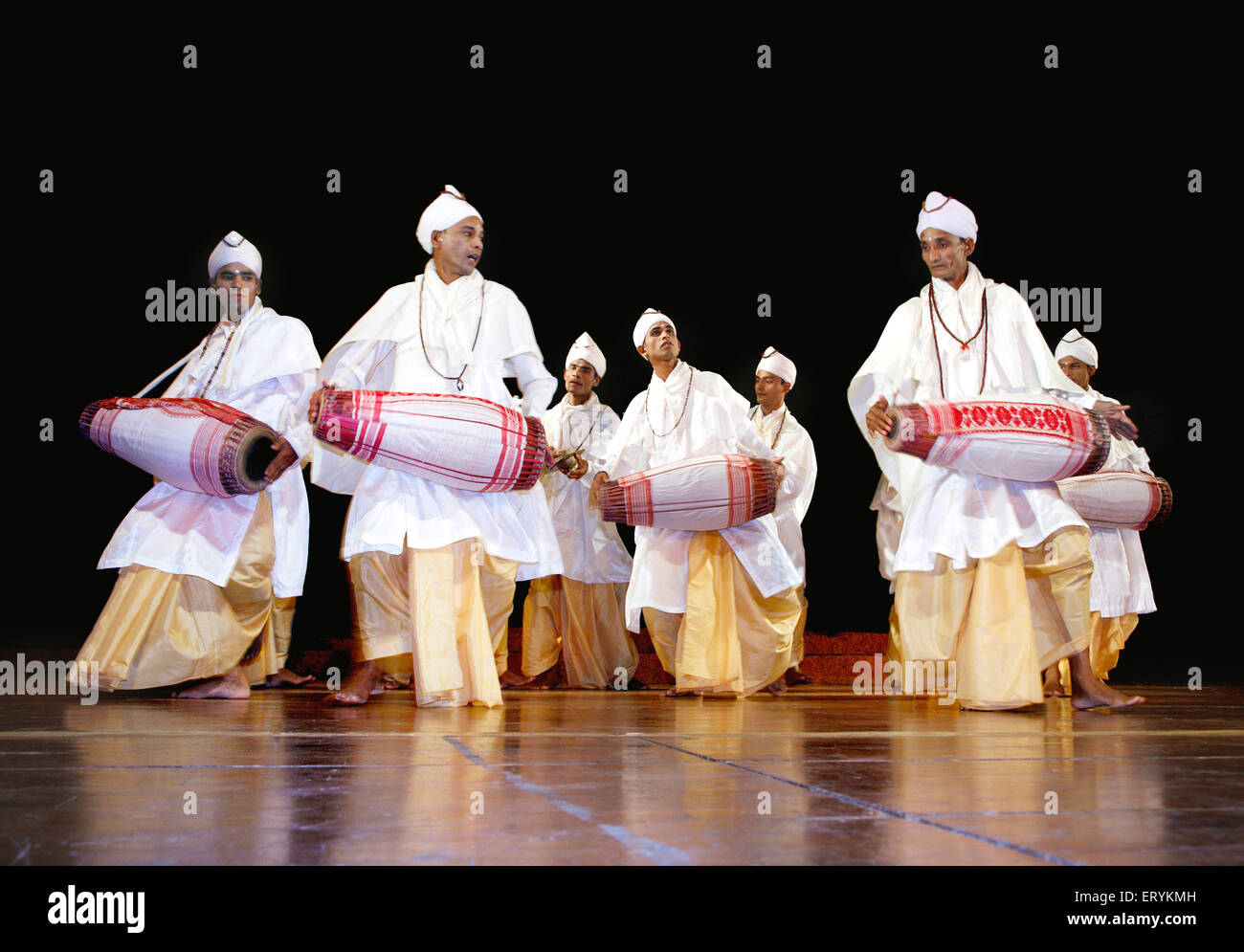 Gayan bayan cantando y tocando instrumentos musicales cultura de Assam, India ; No, señor Foto de stock