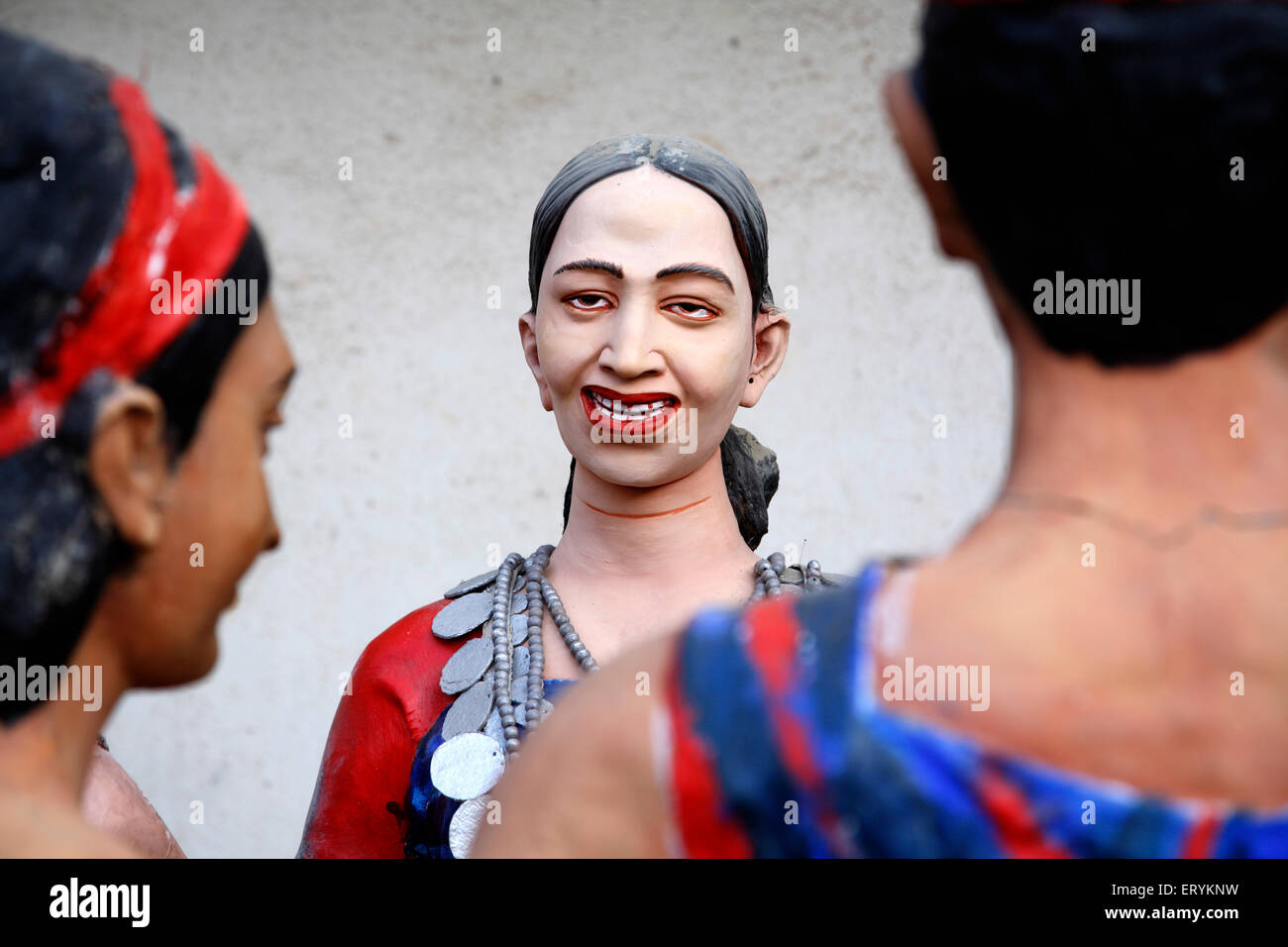 Estatua que muestra la gente de la región del noreste y su ropa tradicional ; India, Asia Foto de stock