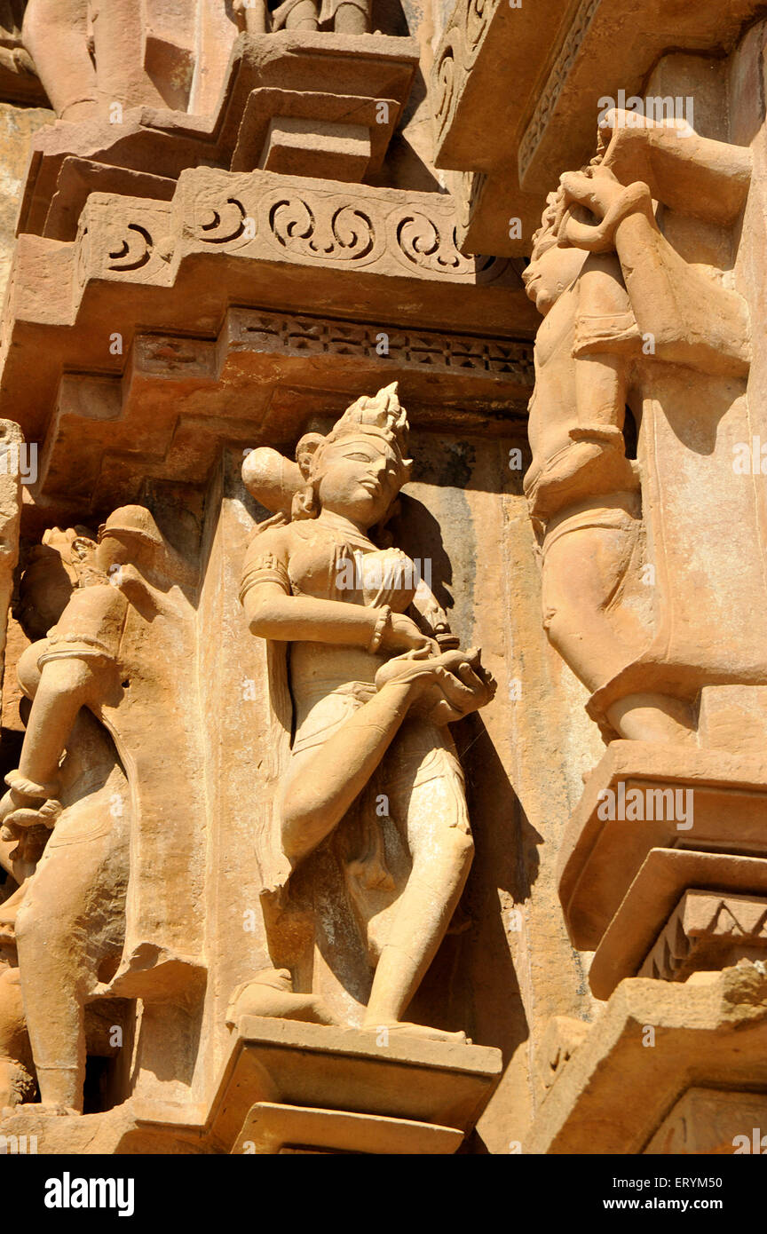 Mujer sacando una espina del pie al templo chitragupt India Asia Foto de stock