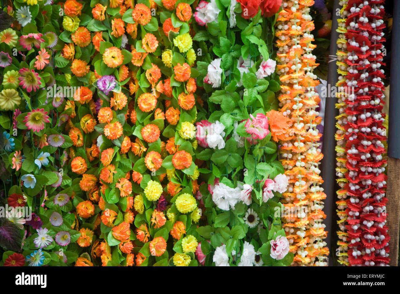Tienda de flores artificiales en Dadar market Mumbai Maharashtra India Asia Foto de stock