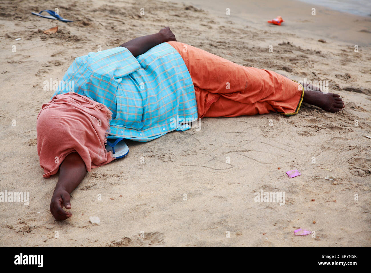 Teniendo turístico descansan sobre la arena ; Vailankanni Nagapattinam Nagappattinam Velanganni ; ; ; Tamil Nadu India No, señor Foto de stock