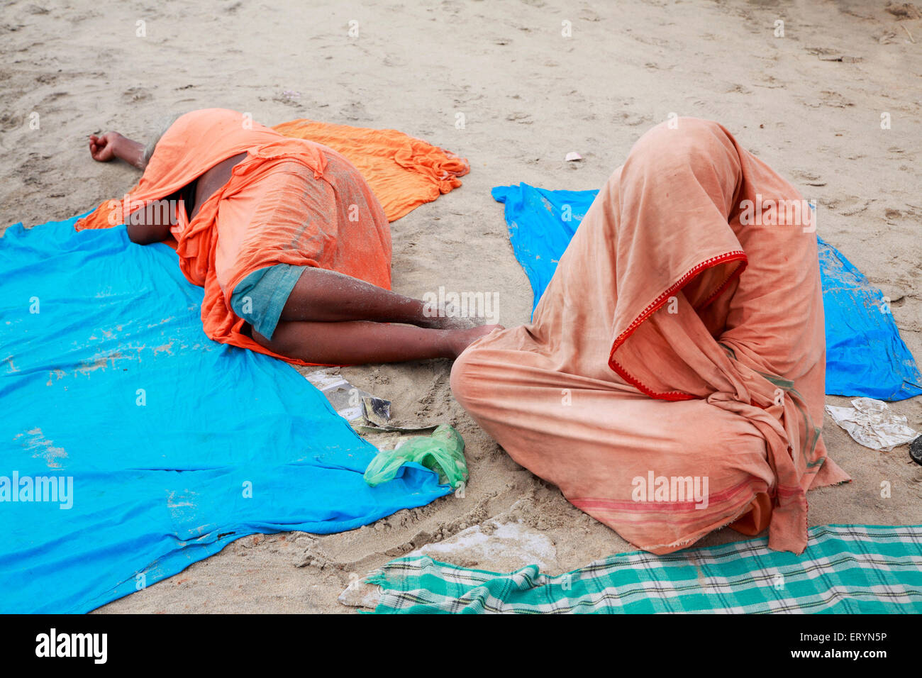 Los turistas tomando el descanso sobre la arena ; Vailankanni Nagapattinam Nagappattinam Velanganni ; ; ; Tamil Nadu India No, señor Foto de stock