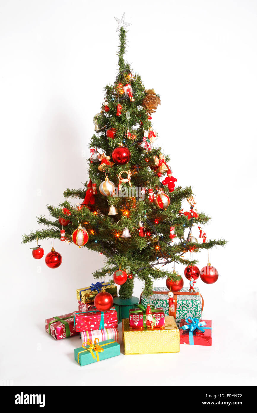 Árbol de navidad decorado con cajas de regalo en festival de Navidad Foto de stock