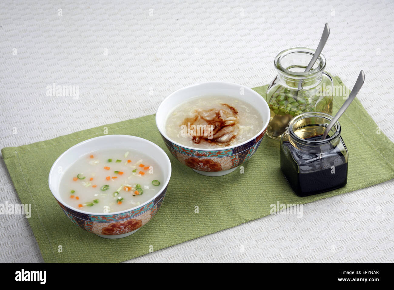 Maíz dulce sopa de verduras y sopa de pollo en tazones India PR#743AH Foto de stock