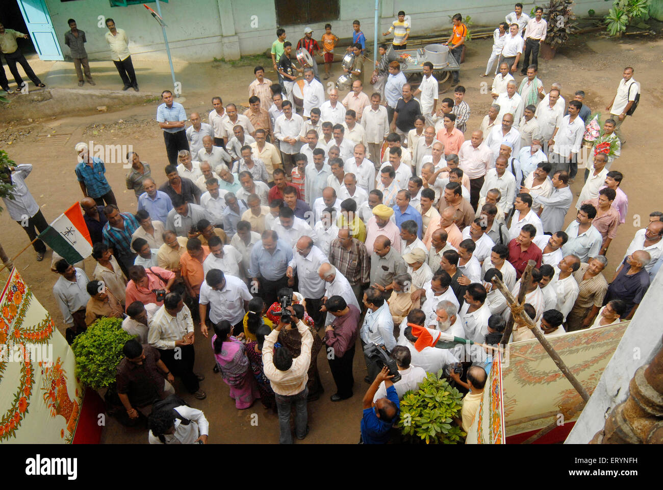 Trabajadores de la fábrica textil saludo del Partido del Congreso, líder nacionalista NCP sueldos atrasados ceremonia de distribución ; ahora Bombay Bombay Foto de stock