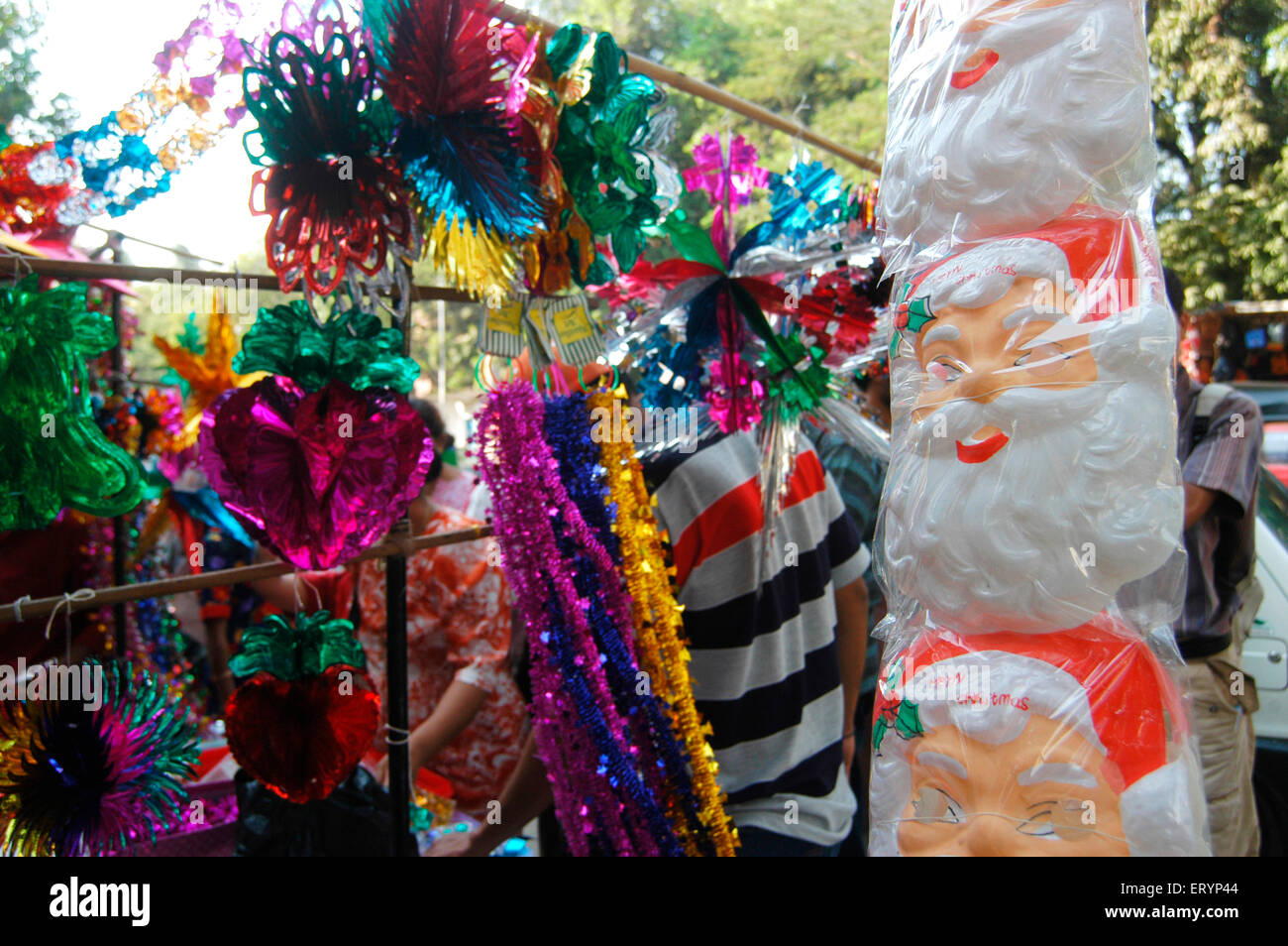 Festival de Navidad , árbol de Navidad decorado artificial en venta , Bandra , Bombay , Mumbai , Maharashtra , India , Asia Foto de stock