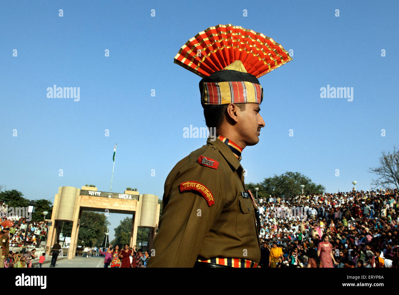 Soldado de la fuerza de seguridad fronteriza india durante la ceremonia de retiro en la India, el Pakistán frontera internacional ; Wagah border Foto de stock