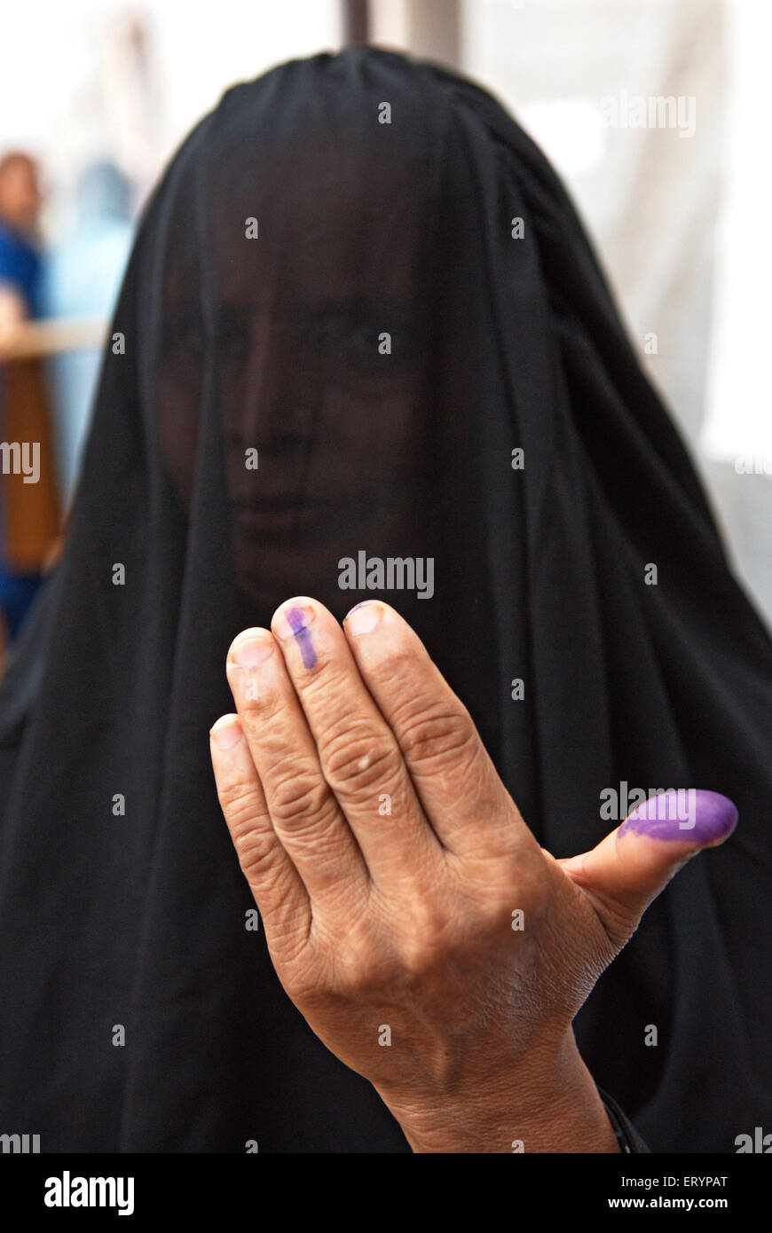 Elecciones indias , mujer en burka mostrando la Marca de voto en el dedo ,  Bombay , Mumbai , Maharashtra , India , Asia Fotografía de stock - Alamy