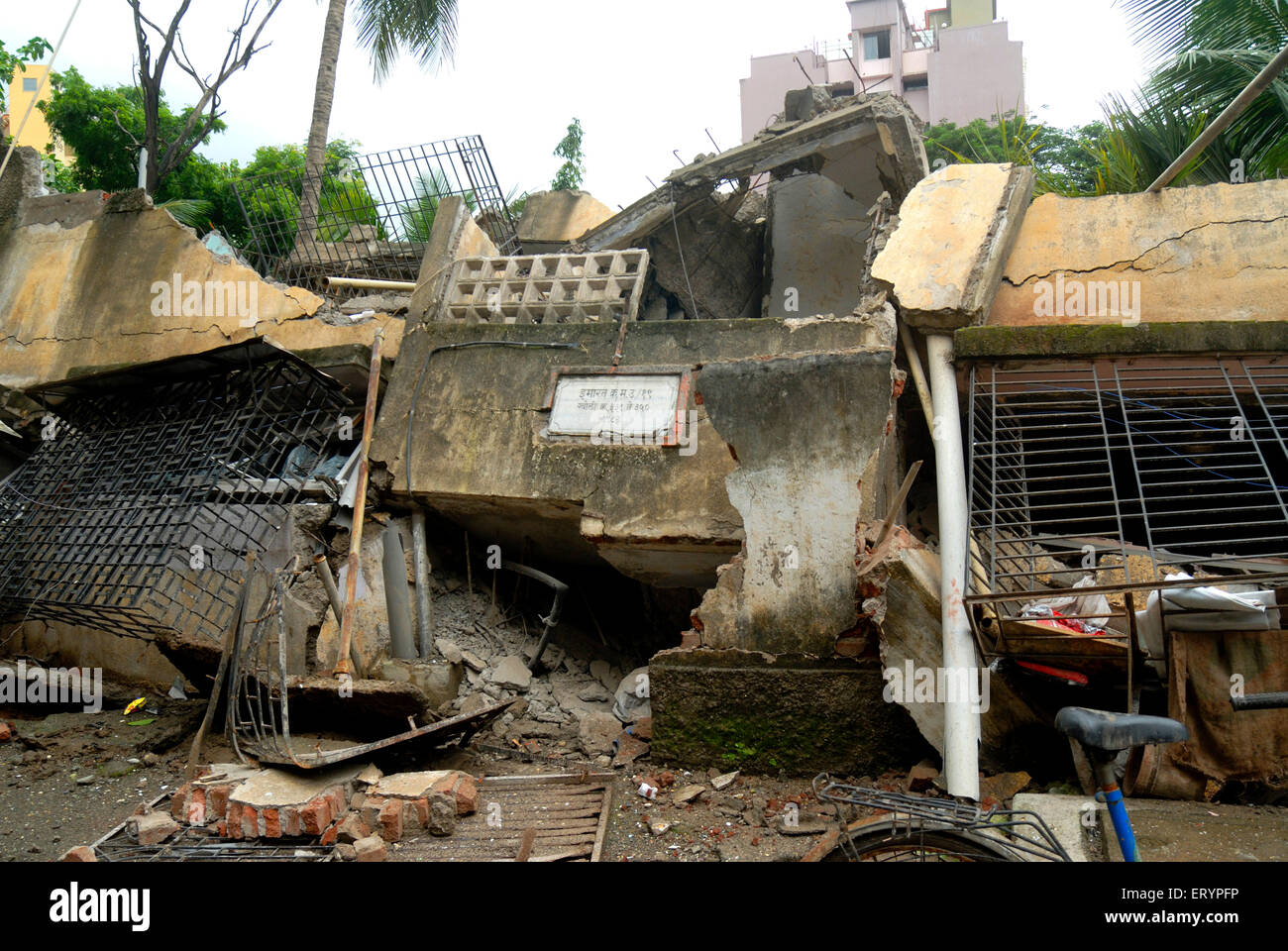 Antiguo colapso del edificio , Mulund , Bombay , Mumbai , Maharashtra , India , Asia Foto de stock