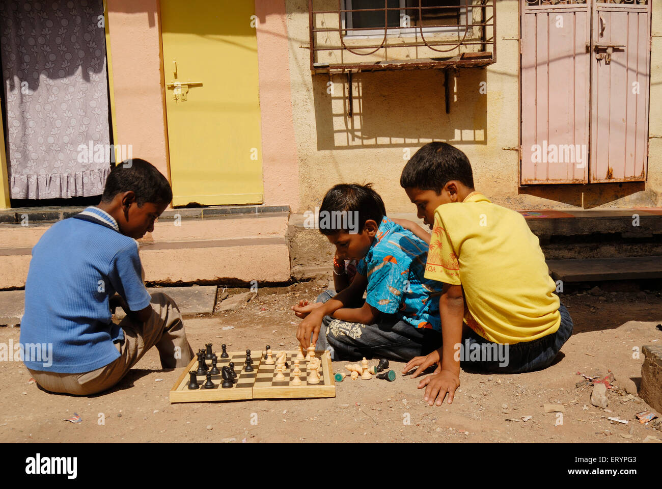 Los niños de la escuela el juego de ajedrez durante sus vacaciones fuera de sus hogares en Bombay, Maharashtra, India Mumbai ; ; Foto de stock