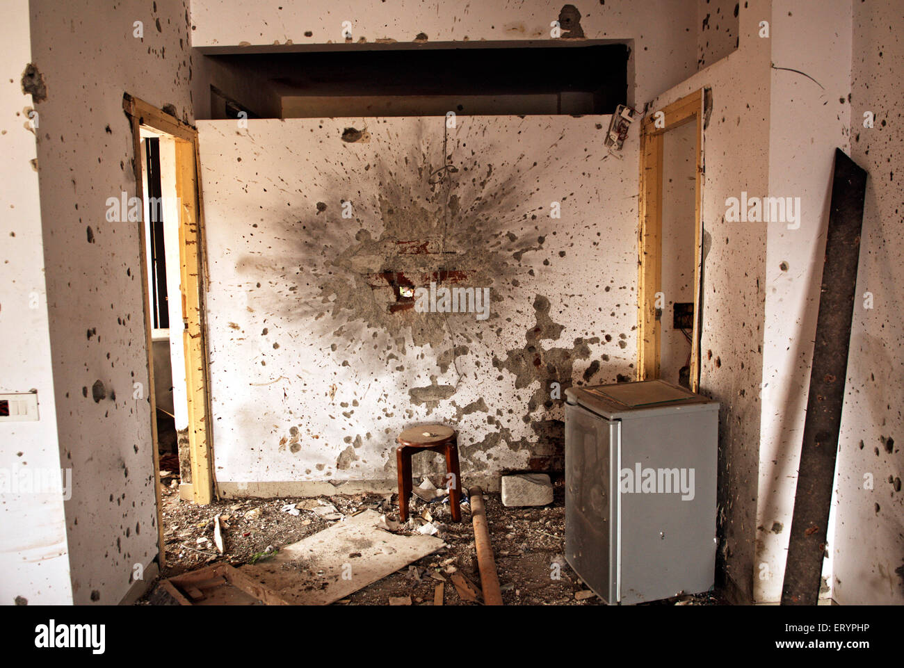 Explosión de Granada y marcas de bala en nariman house del centro comunitario judío de Deccan Muyahidín los terroristas atacan en Bombay Foto de stock