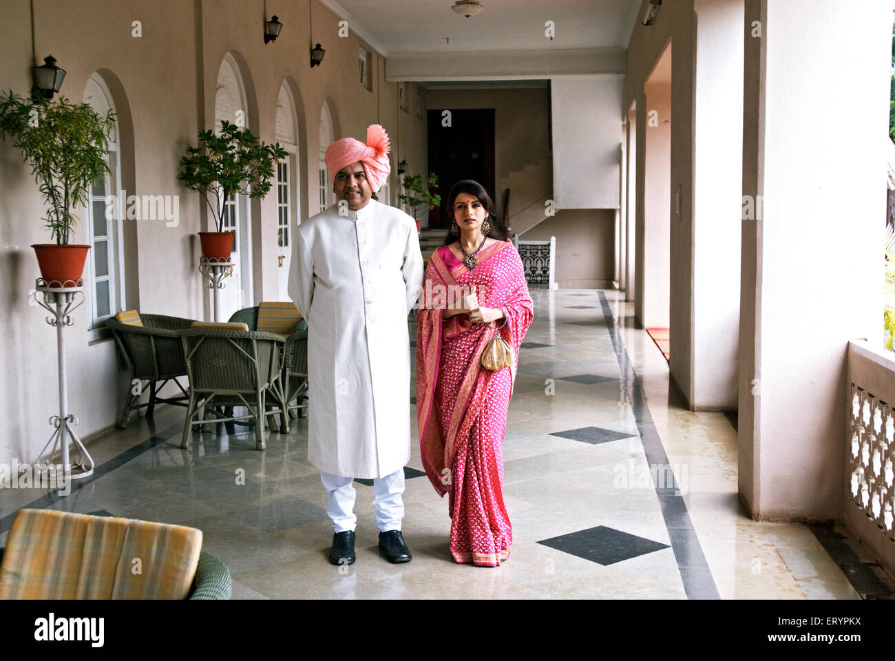 Maharaja Vijaysinghraje Patwardhan , Raja de Sangli , con la hija actriz Bhagyashree , Sangli , Maharashtra , India , Asia Foto de stock