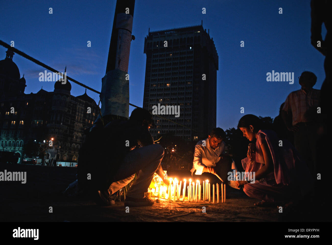 26/11 ataque terrorista de Mumbai 2008 , gente encendiendo velas para las víctimas , Bombay , Mumbai , Maharashtra , India , Asia Foto de stock