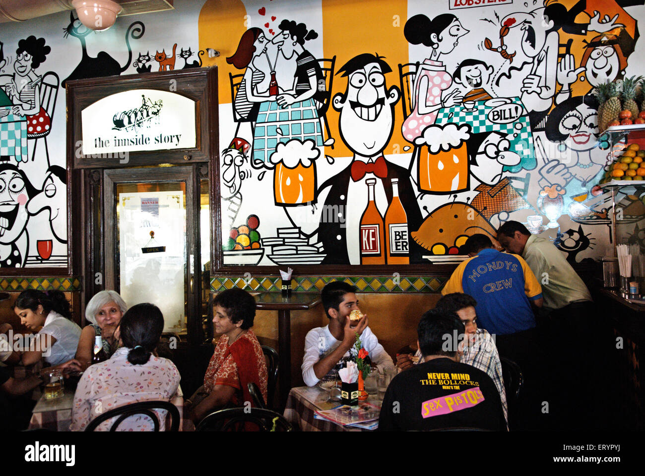 Cafe Mondegar , caricaturista y pintor indio Mario Miranda pintó murales de dibujos animados , Colaba , Bombay , Mumbai , Maharashtra , India , Asia Foto de stock