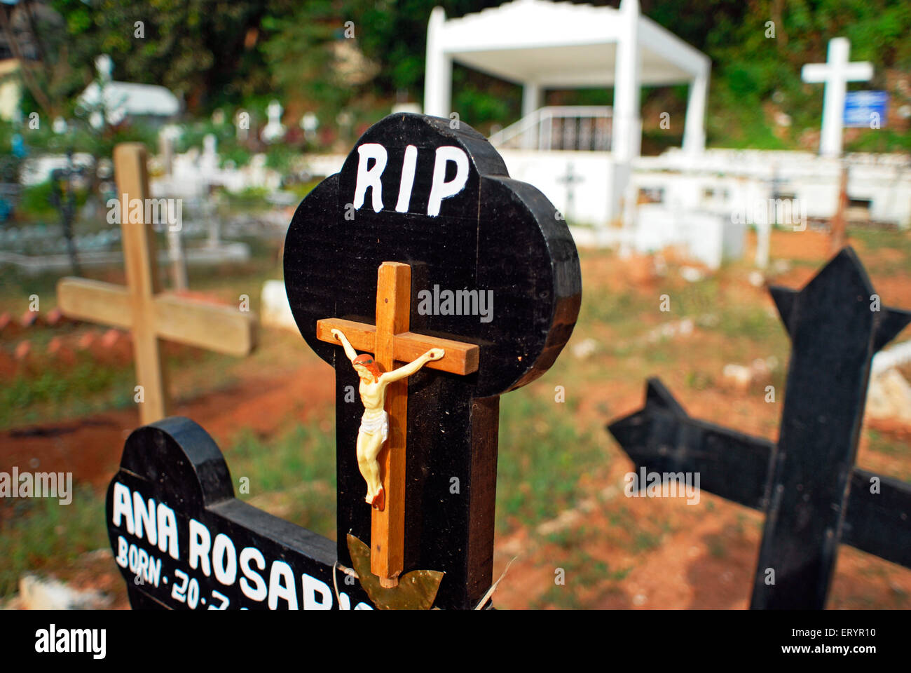 Estatua de Jesús en la cruz en el cementerio en la Iglesia de Inez , Panaji ; Goa ; India , asia Foto de stock