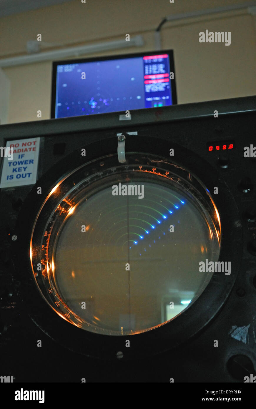 Radar de la sala de control del tráfico aéreo para la siembra de nubes , Lago Modaksagar , Río Vaitarna , Thana , Thane , Bombay , Mumbai ; Maharashtra , India , Asia Foto de stock