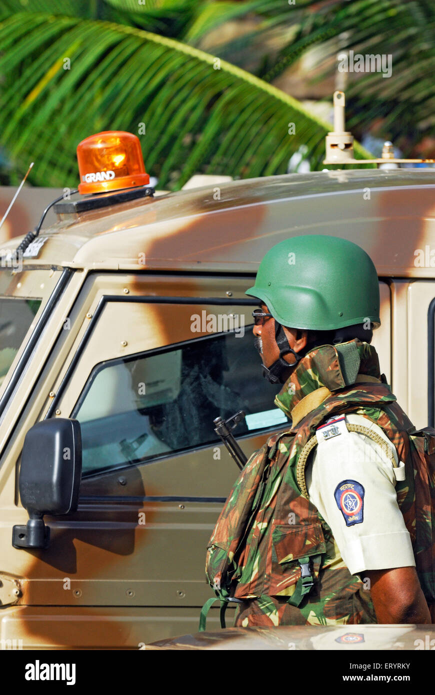ATS , Anti Terrorism Squad , policía con vehículo de patrulla ; Bombay , Mumbai ; Maharashtra ; India , asia Foto de stock