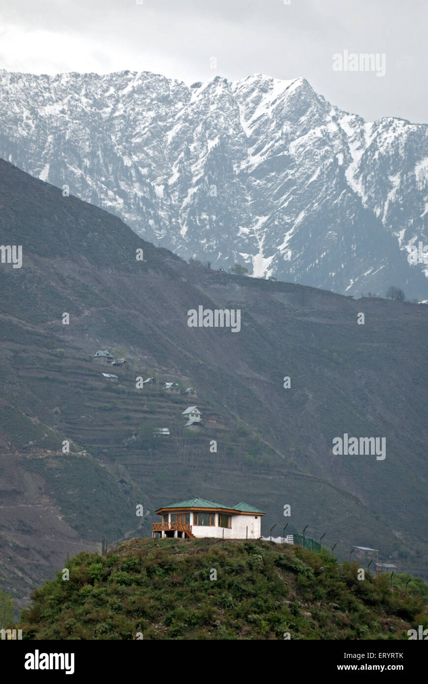 Casa de Cachemira en la colina rodeado colinas nevadas Uri ; ; ; Jammu y Cachemira India 7 de abril de 2008. Foto de stock