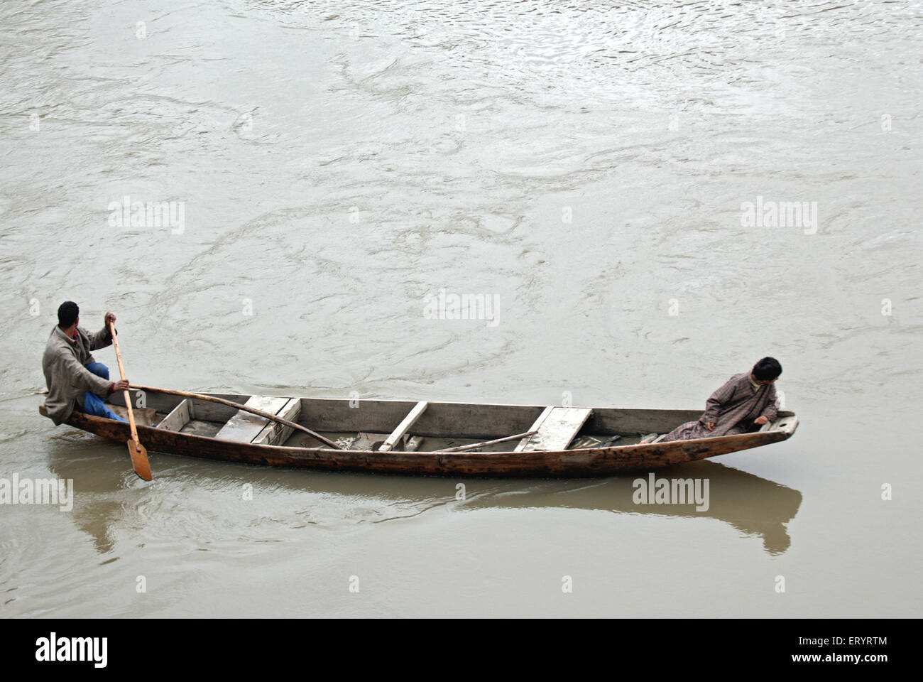 Bote a remo de Cachemira en el río Jhelum Baramulla ; ; ; Jammu y Cachemira India 7 de abril de 2008. Foto de stock