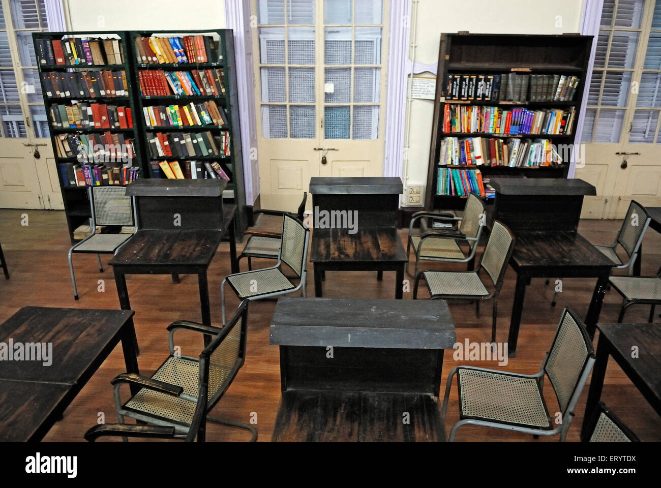 Estantes de libros en el ayuntamiento biblioteca asiática Bombay Bombay ; ; ; Maharashtra India Foto de stock