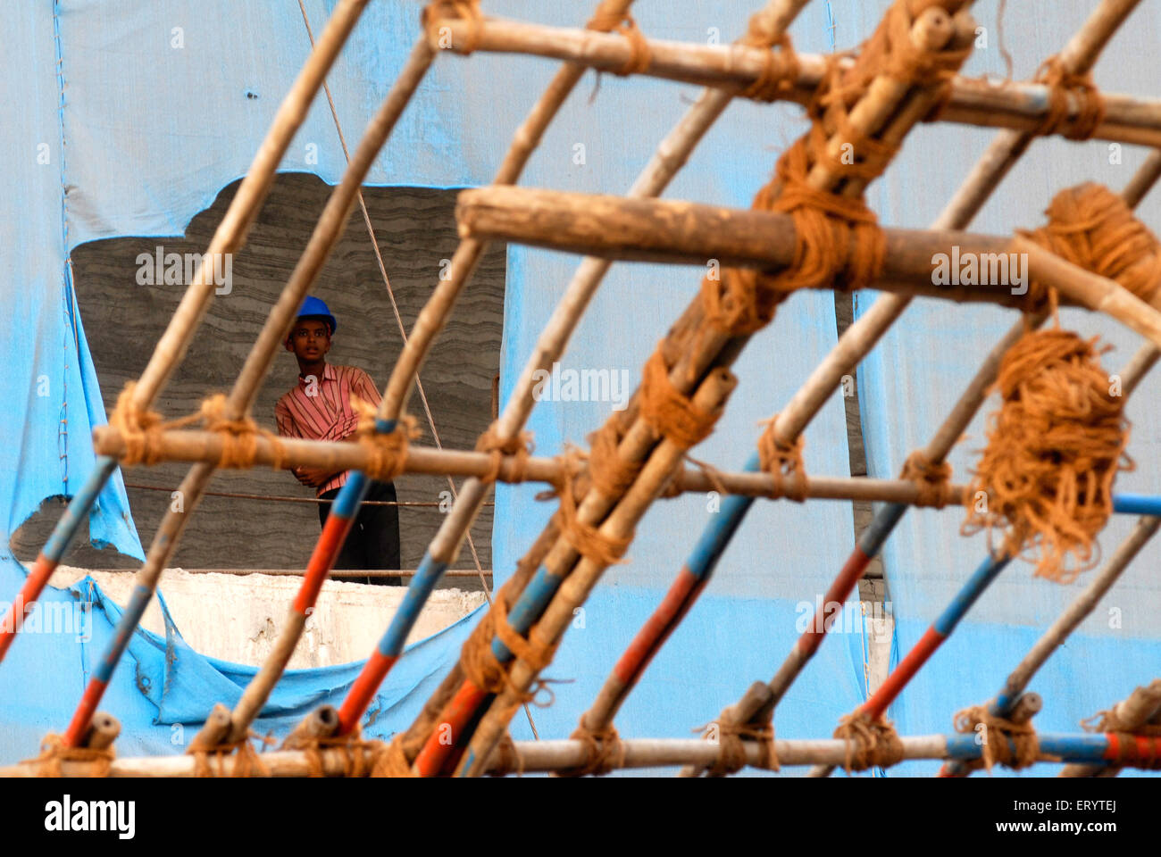 Techo de bambú , construcción de edificios , Bombay , Mumbai ; Maharashtra ; India , asia Foto de stock