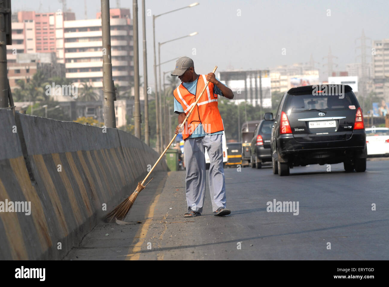 Obrero en la limpieza de carreteras en Bombay, Maharashtra, India Mumbai ; ; Foto de stock