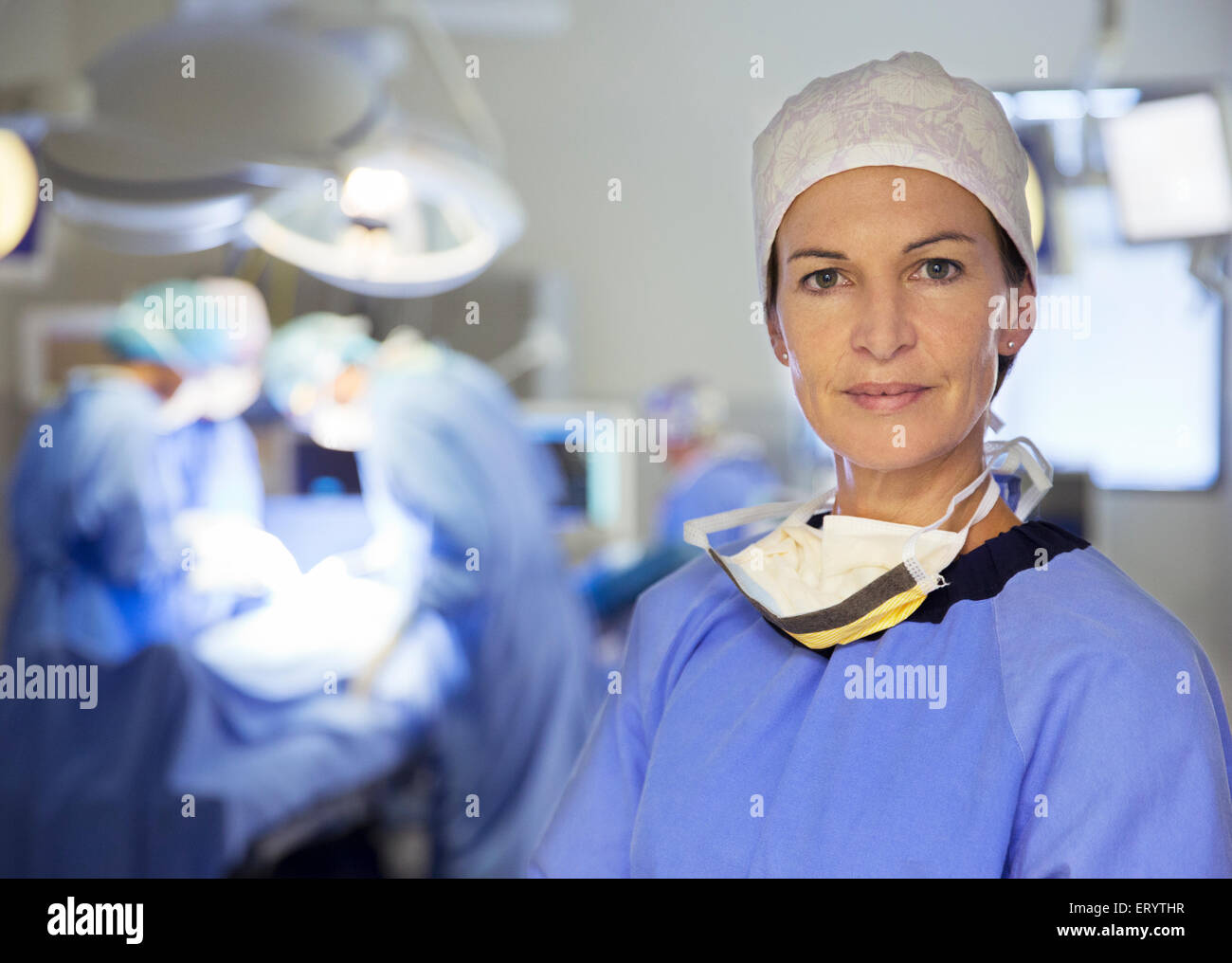 Retrato de seguro médico cirujano en quirófano Foto de stock