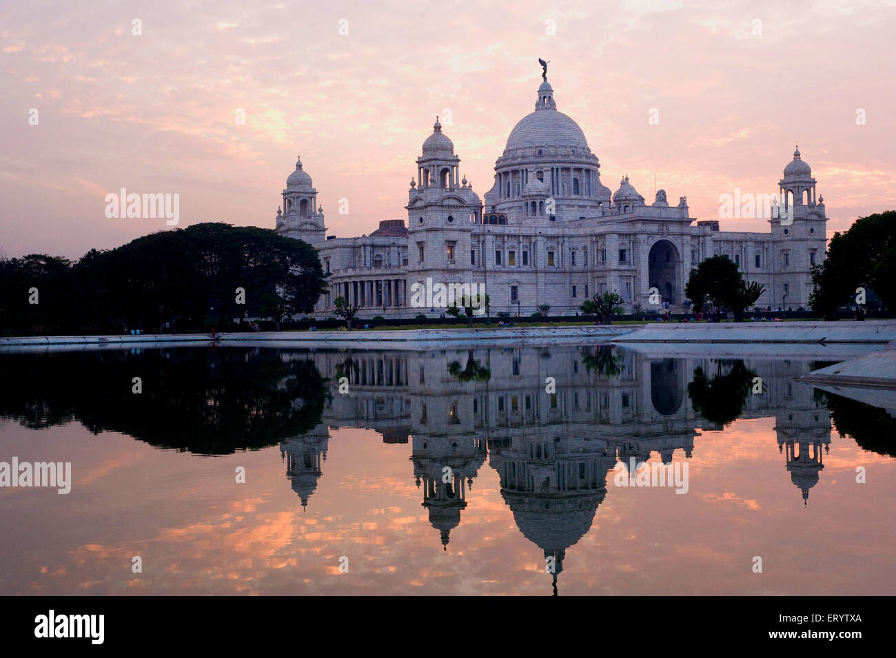 Victoria Memorial del reflejo en el agua al atardecer ; ; Kolkata Bengala Occidental ; India Foto de stock