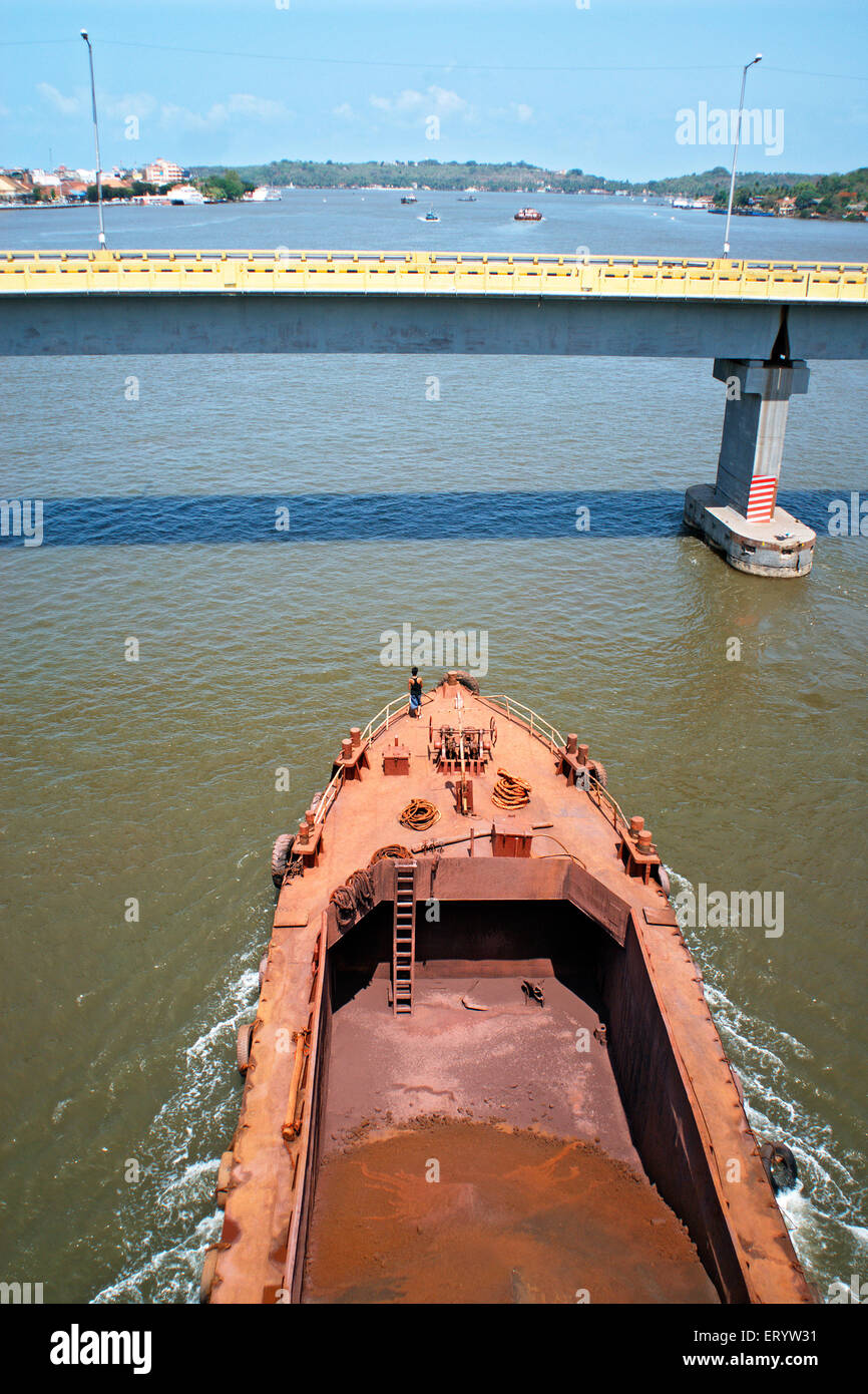 Barge , barco de fondo plano de tiro de tiro que transporta mineral de hierro en el río Mandovi , Panji , Panjim , Goa , India , Asia Foto de stock
