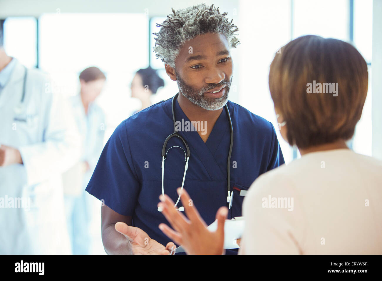 Los médicos hablar cara a cara en el hospital Foto de stock