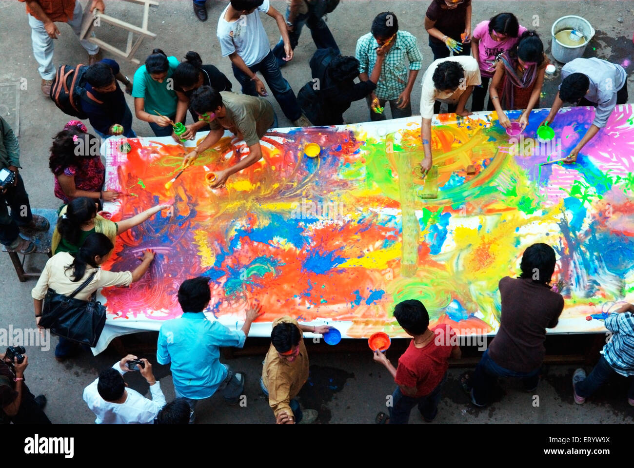 Estudiantes pintando en el campus de la Escuela de Arte Sir J. J., Bombay, Mumbai, Maharashtra, India, Sir Jamsetjee Jeejeebhoy Escuela de pintores de arte Foto de stock