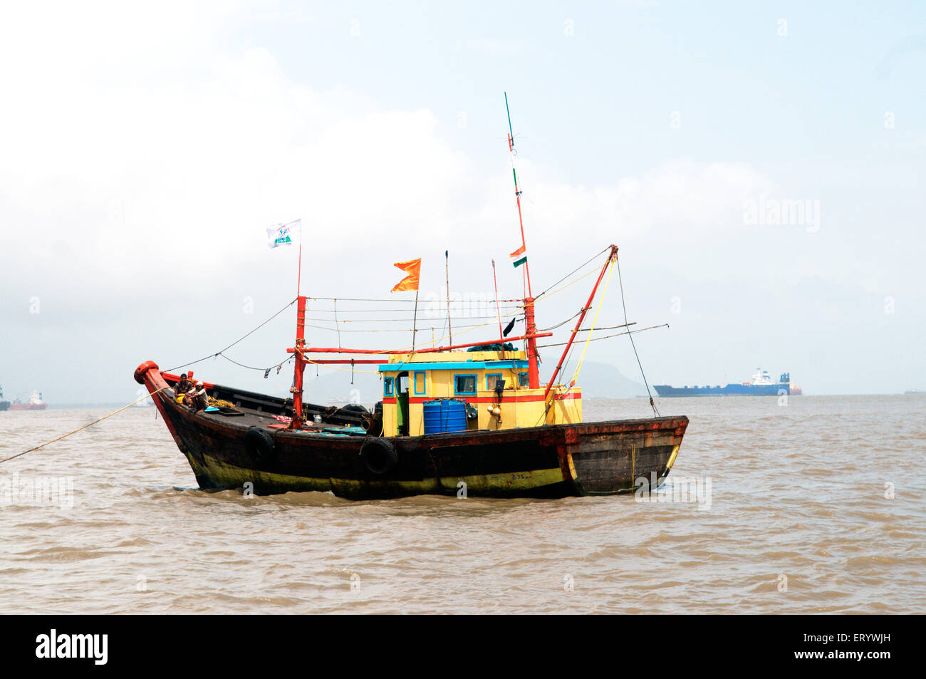 Pesca en barco de arrastre en el mar ; Bombay ; Bombay ; Bombay ; Maharashtra ; India ; asia Foto de stock