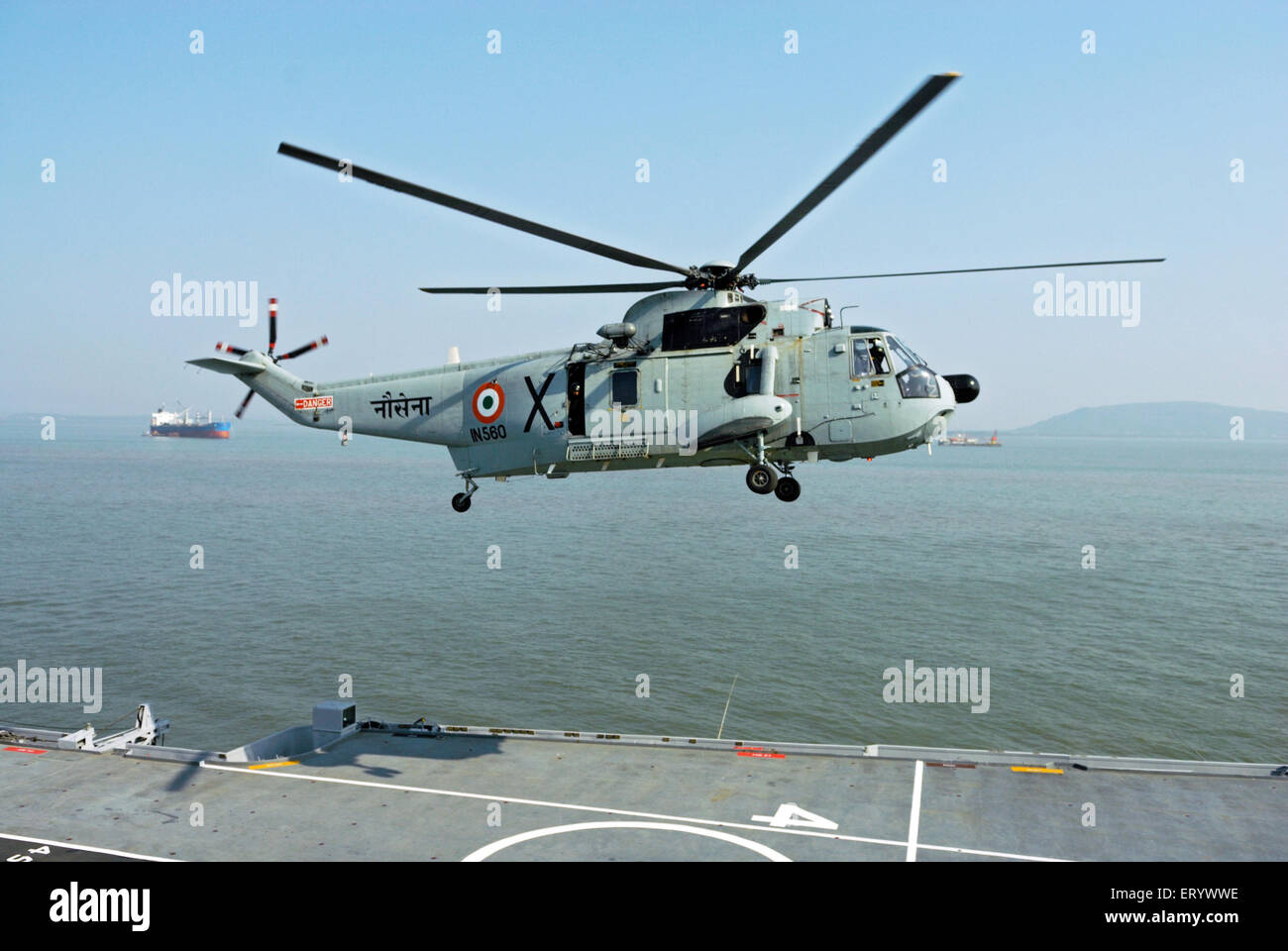 MI 18 helicópteros de la Marina india sobre la cubierta del portaaviones INS viraat R22 en Mar Arábigo Mumbai Foto de stock