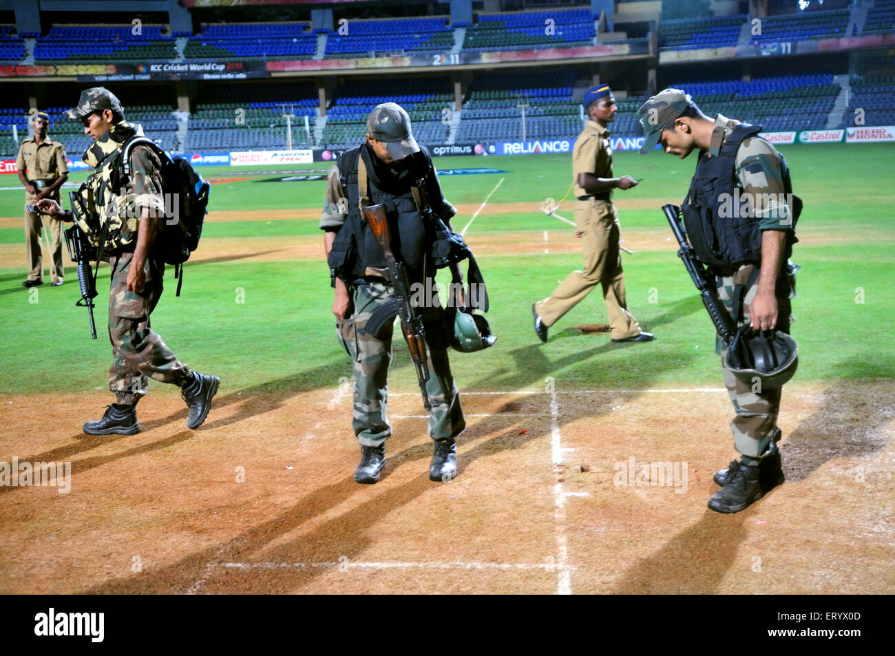 Comandos del equipo de respuesta rápida Mumbai Policía inspeccionando el campo de cricket Estadio Wankhede ICC Cricket World Cup 2011 Bombay Mumbai Maharashtra India Asia Foto de stock