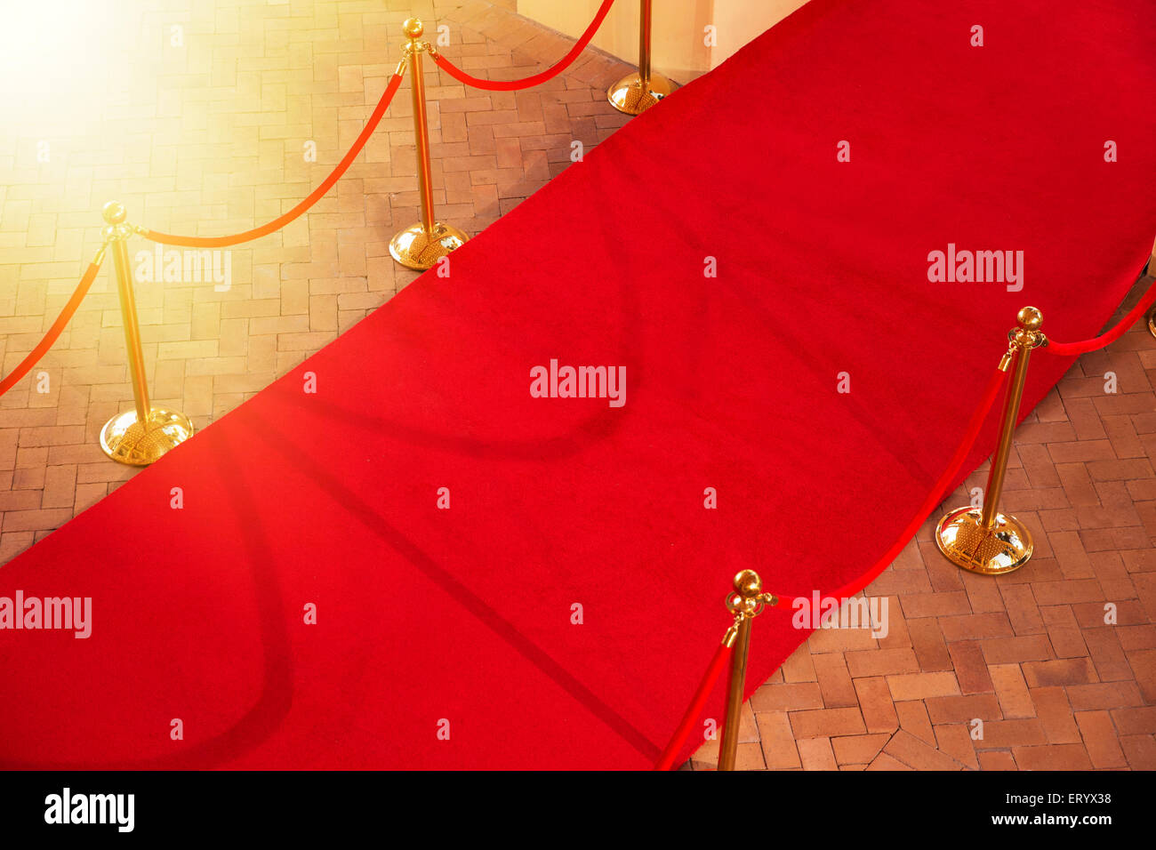 Un alto ángulo de visualización de alfombra roja vacía Foto de stock