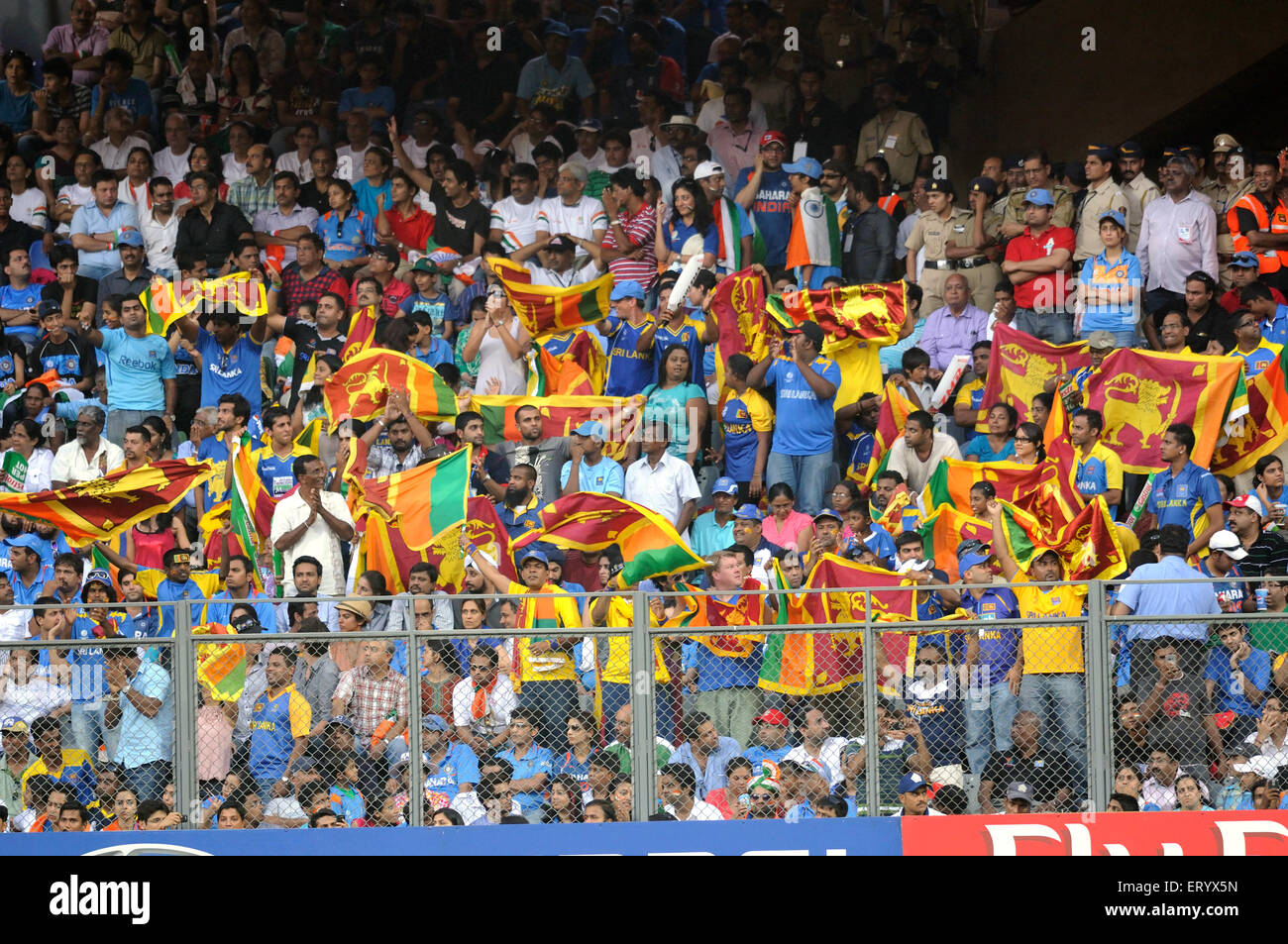 Ventiladores de Sri Lanka banderas nacionales onda ICC Cricket World Cup Final Wankhede stadium Mumbai Foto de stock
