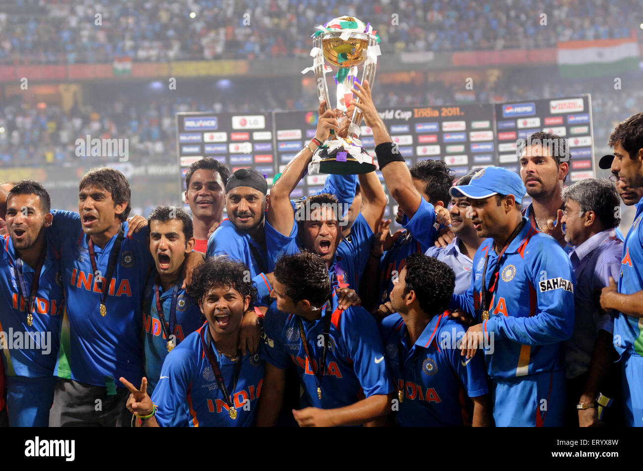 Los críciceros indios celebran el Trofeo de la Copa Mundial de la ICC venciendo al partido final de la Copa Mundial de Cricket 2011 Wankhede Stadium Bombay Mumbai Maharashtra India Asia Foto de stock