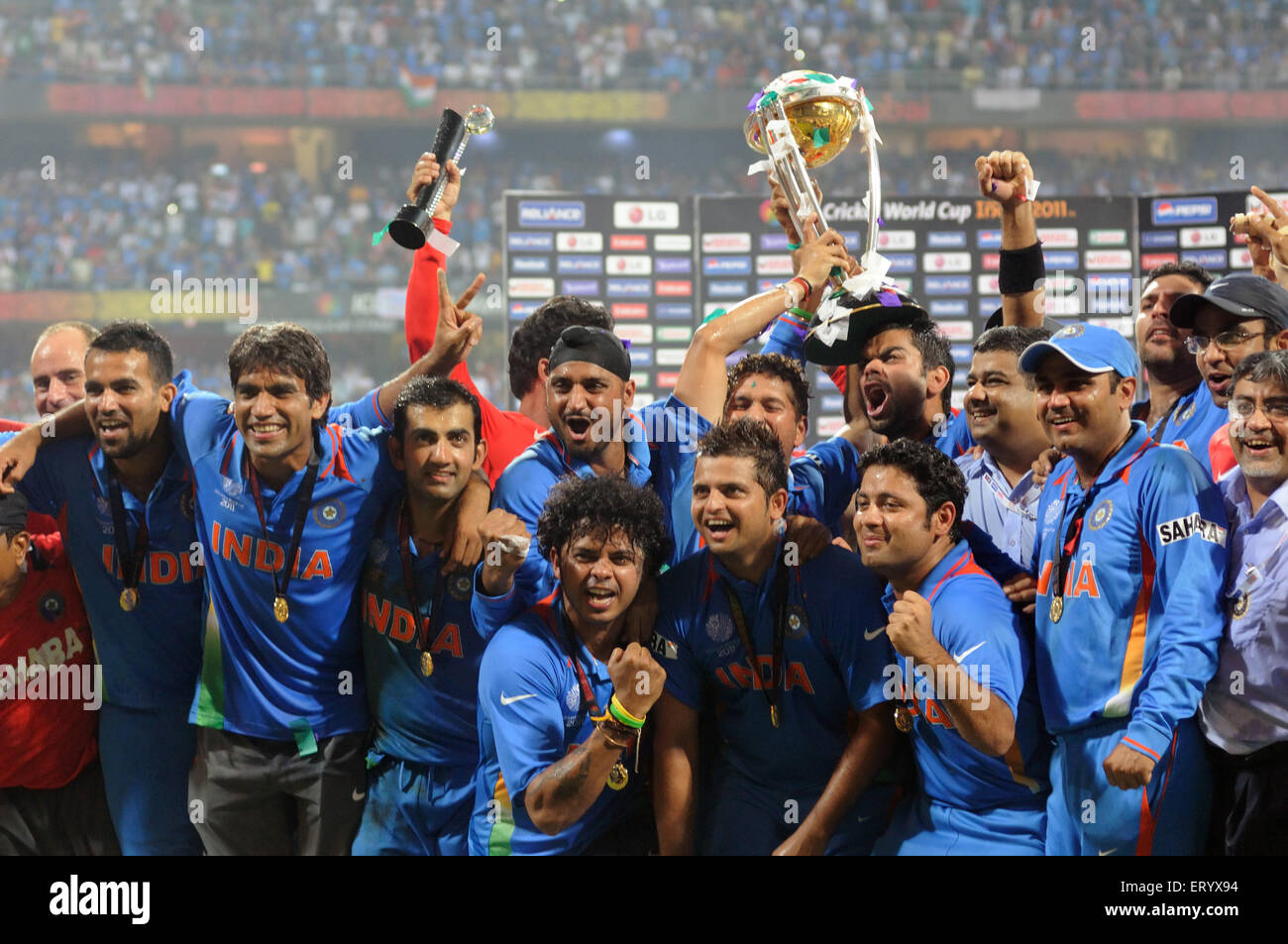 Cricketers indio celebrar el trofeo de la Copa Mundial ICC golpiza ICC Cricket World Cup 2011 final Wankhede Stadium Mumbai Foto de stock