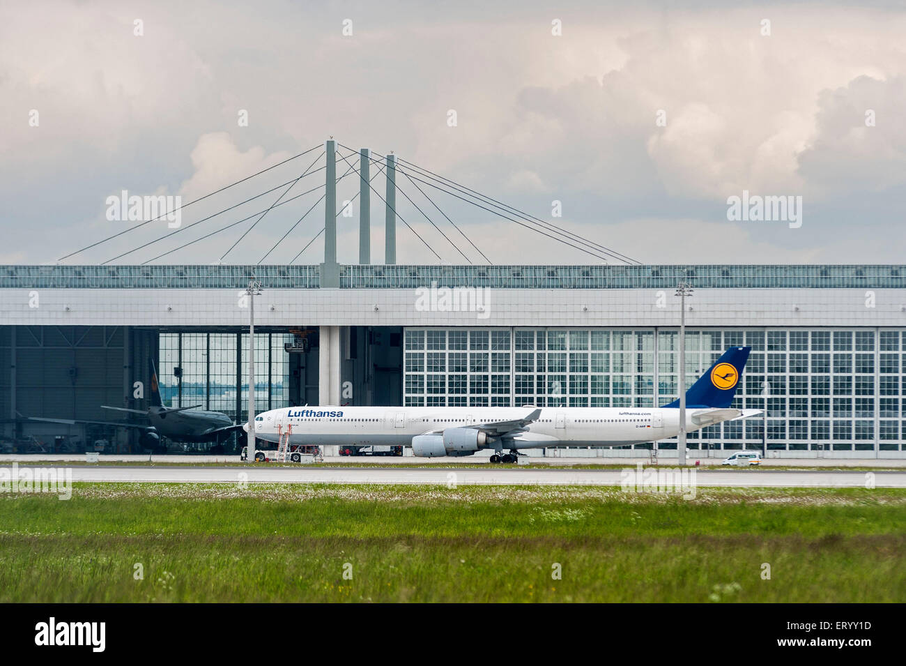 Avión de Lufthansa en frente del Hangar - Lufthansa Technik Foto de stock