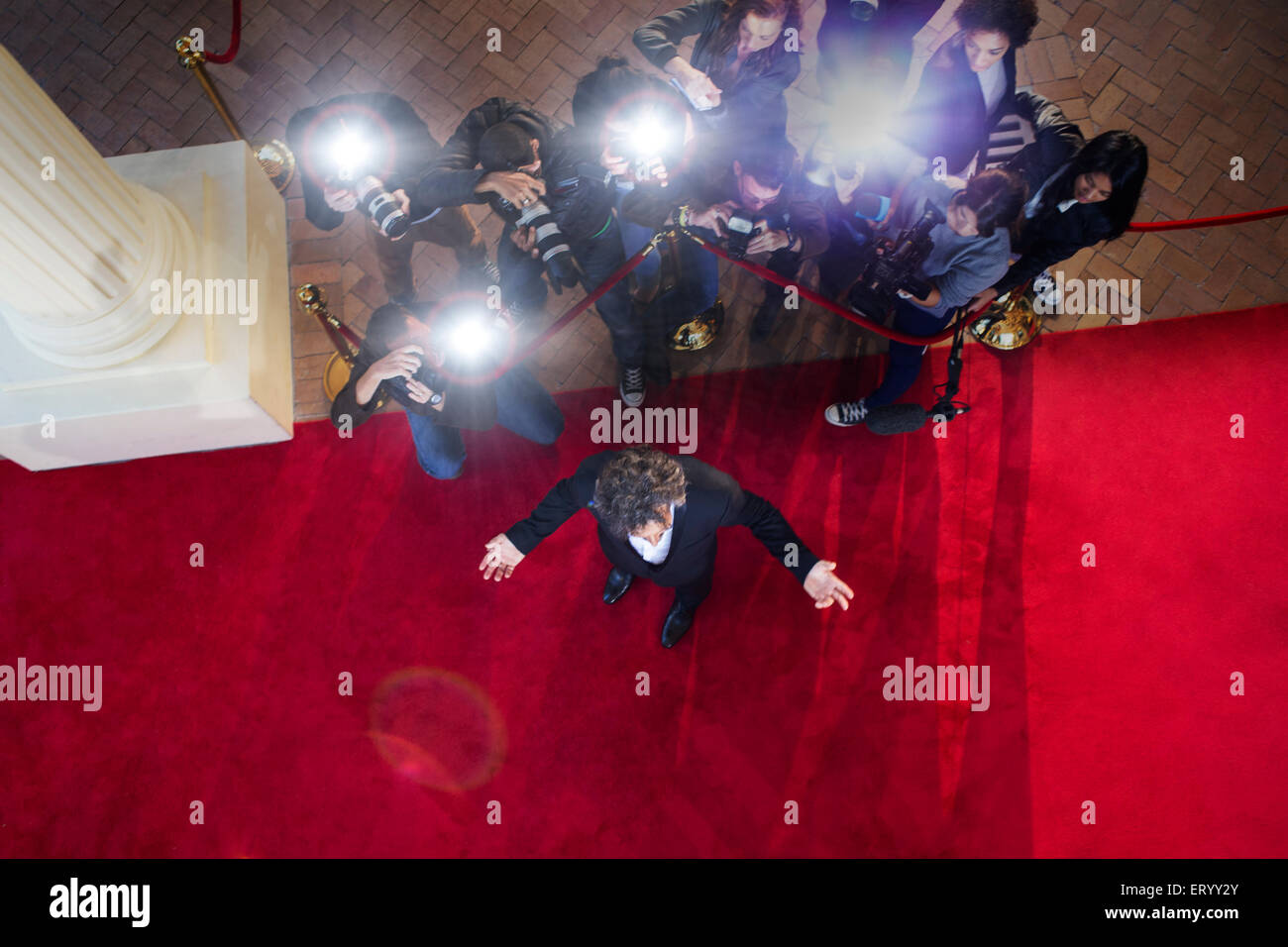Fotógrafos Paparazzi fotografiando celebridad al evento de alfombra roja Foto de stock