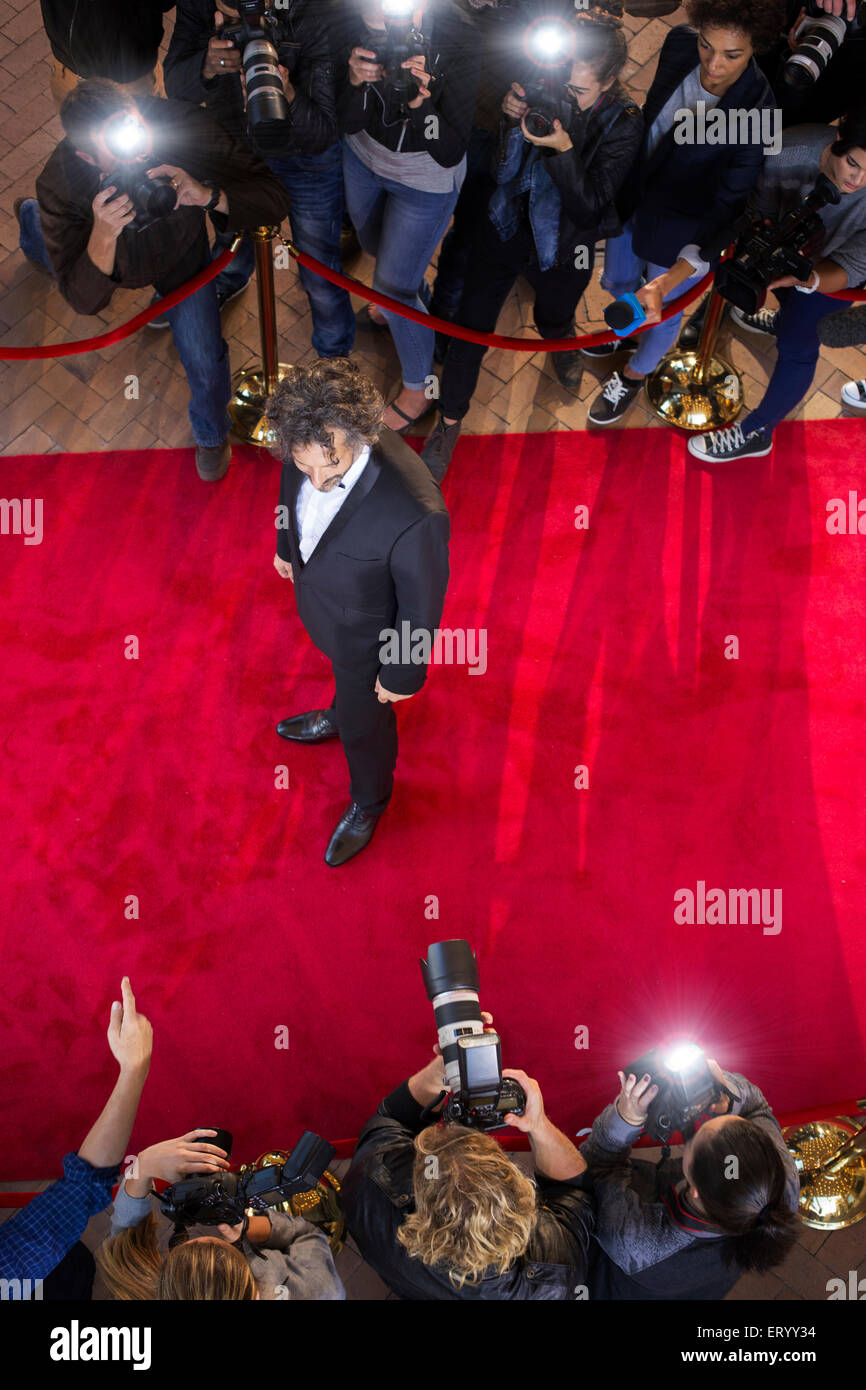 Celebrity fotografiada por paparazzi fotógrafos en evento de alfombra roja Foto de stock