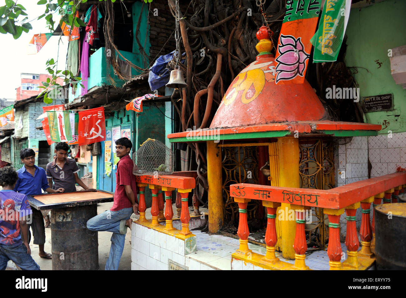 2011 Campaña Electoral Street Scene carom jugando camino lateral templo de señor Siva y el BJP Jorasanko Bazar Burrah bandera en Kolkata. Foto de stock