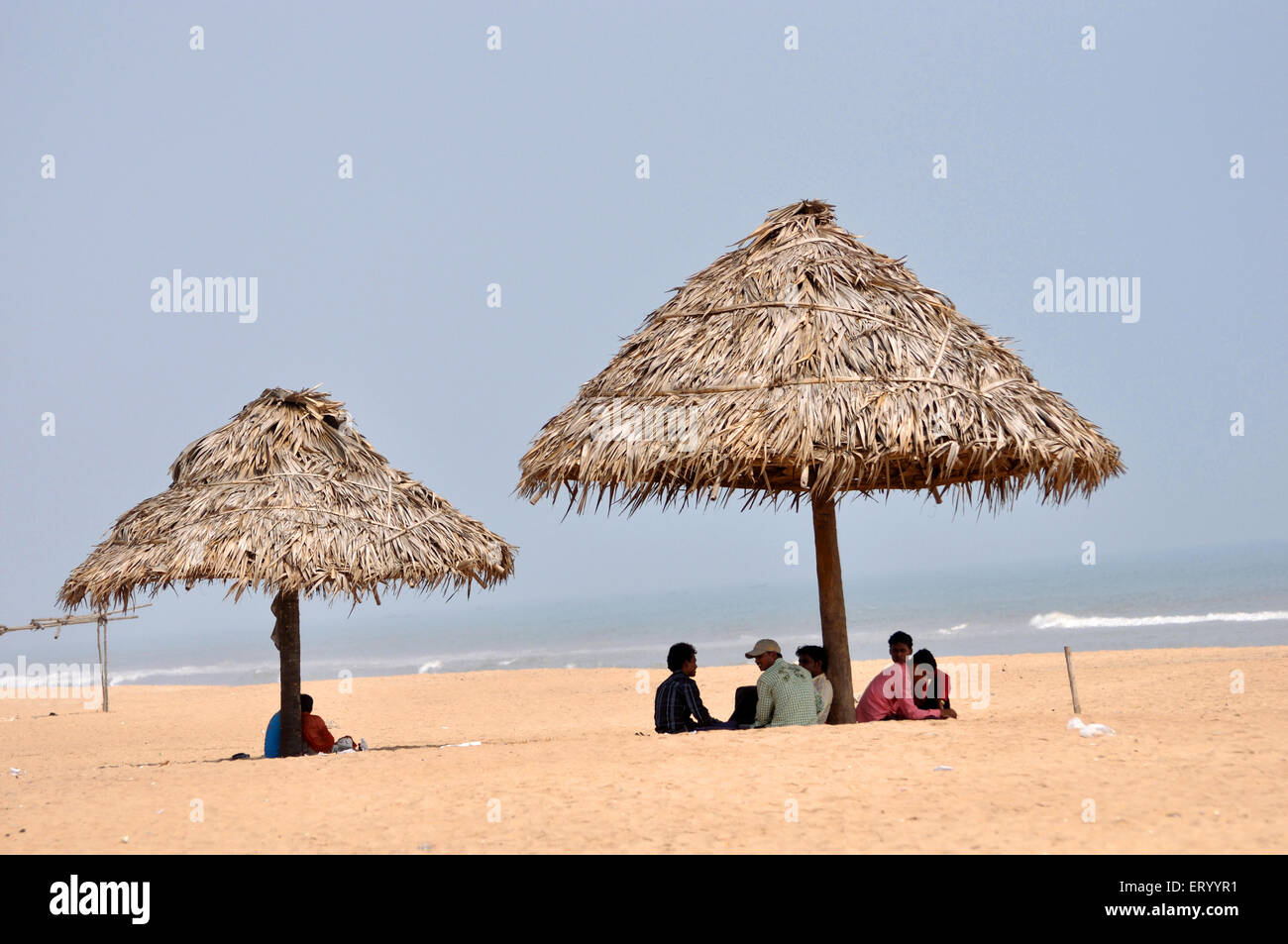 Sombrillas, playa Puri, Orissa, Odisha, India, Asia Foto de stock