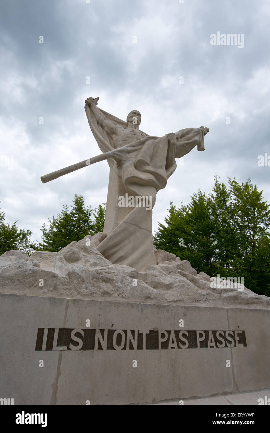 Monumento du Squelette en cumbre de Mort-Homme, cerca de Verdun Foto de stock